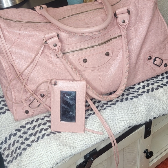 Selling a pre-owned authentic Balenciaga handbag in a very good condition - Picture 2 of 16